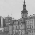 Widok na ratusz, kościół ewangelicki i pomnik Niepodległości (1918-1934)/fot. NAC