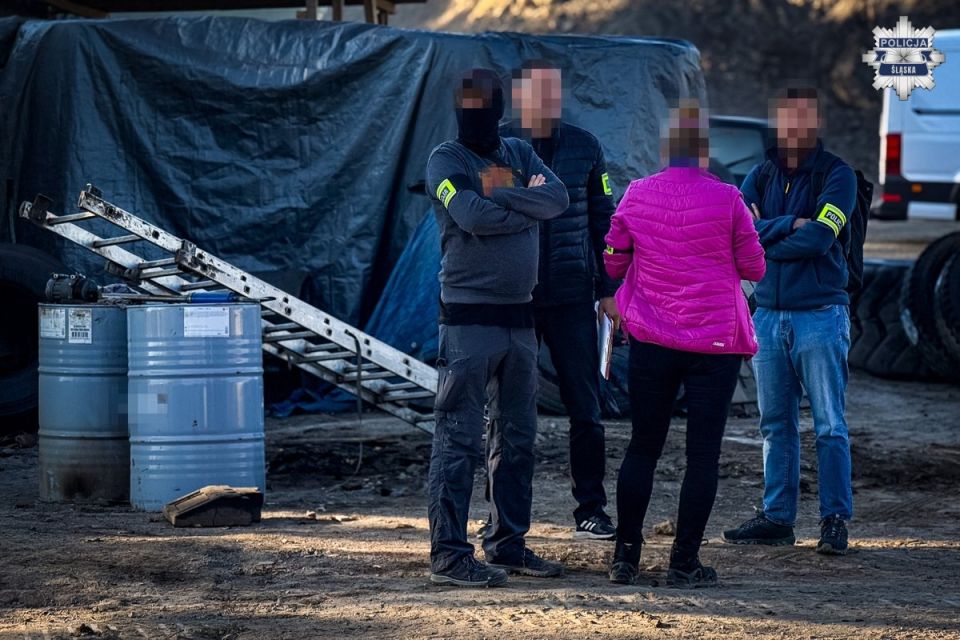 Policjanci rozbili mafię śmieciową - galeria
