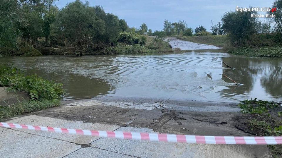 Dramatyczne chwile w Kaniowie. 19-letni kierowca uciekł przed tonącym samochodem - galeria