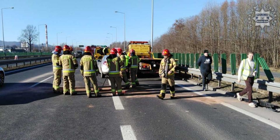 Groźny wypadek na S-52! Trzy osoby w szpitalu - galeria