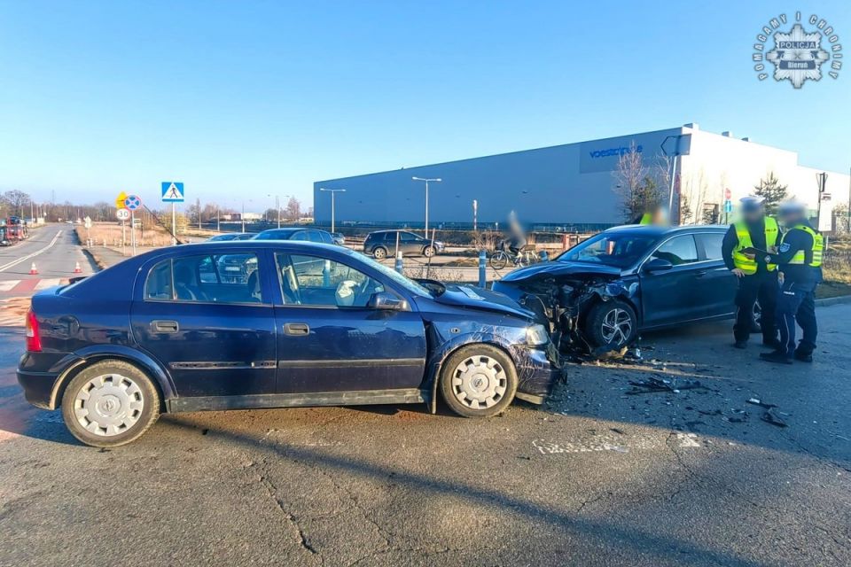 Uciekał przed policją, miał 7 zakazów i był poszukiwany – pościg zakończony wypadkiem - galeria