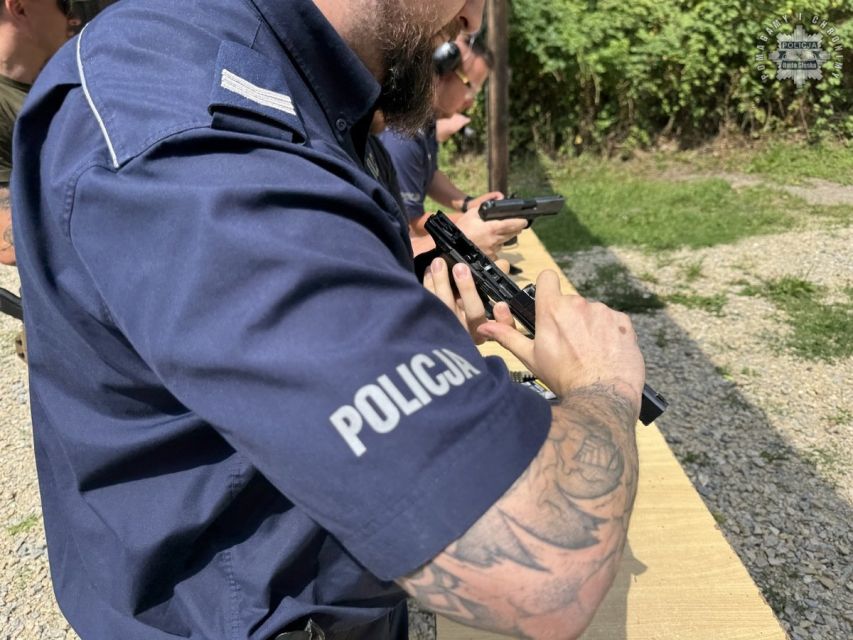 Rudzcy policjanci doskonalą umiejętności strzeleckie w trudnych warunkach - galeria