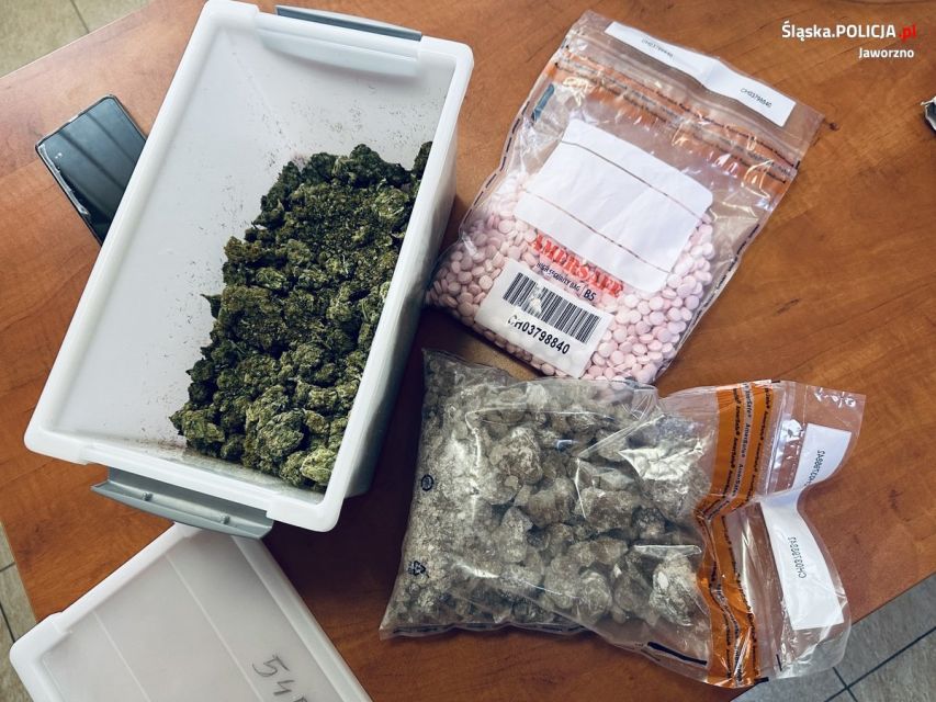 Jaworzniccy policjanci przejęli blisko 1 kg narkotyków i zlikwidowali domową uprawę konopi - galeria