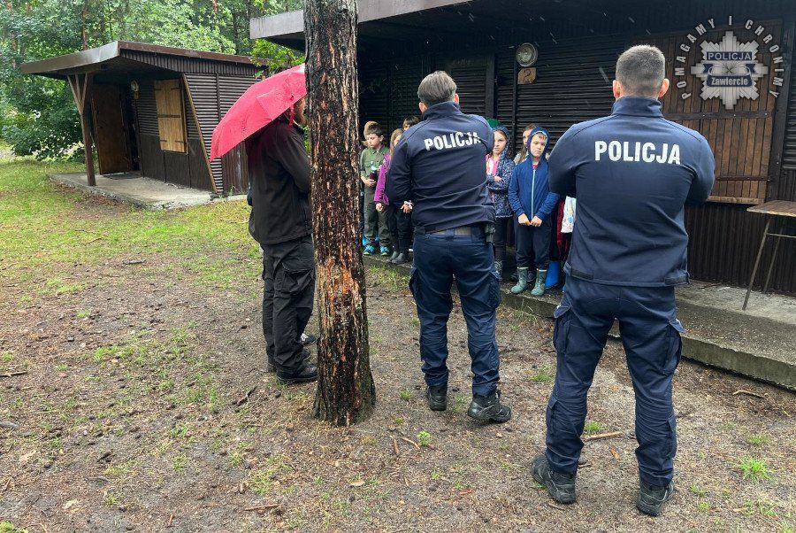 Policjanci sprawdzają obozowiska podczas ulewnych deszczy - galeria