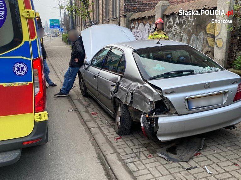 Chorzów: Na samochód, do którego wsiadali pasażerowie najechał autobus miejski! - galeria