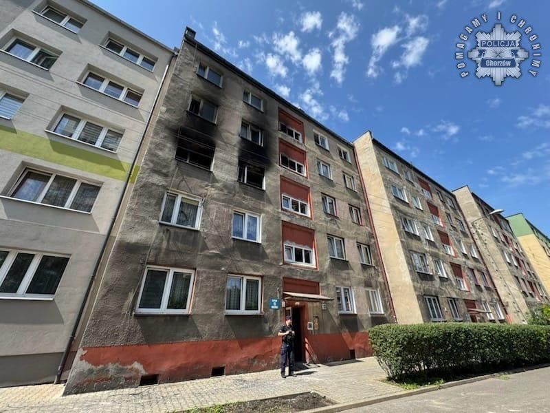 W bloku mieszkalnym w Chorzowie wybuchł tragiczny pożar. Jedna osoba nie żyje - galeria
