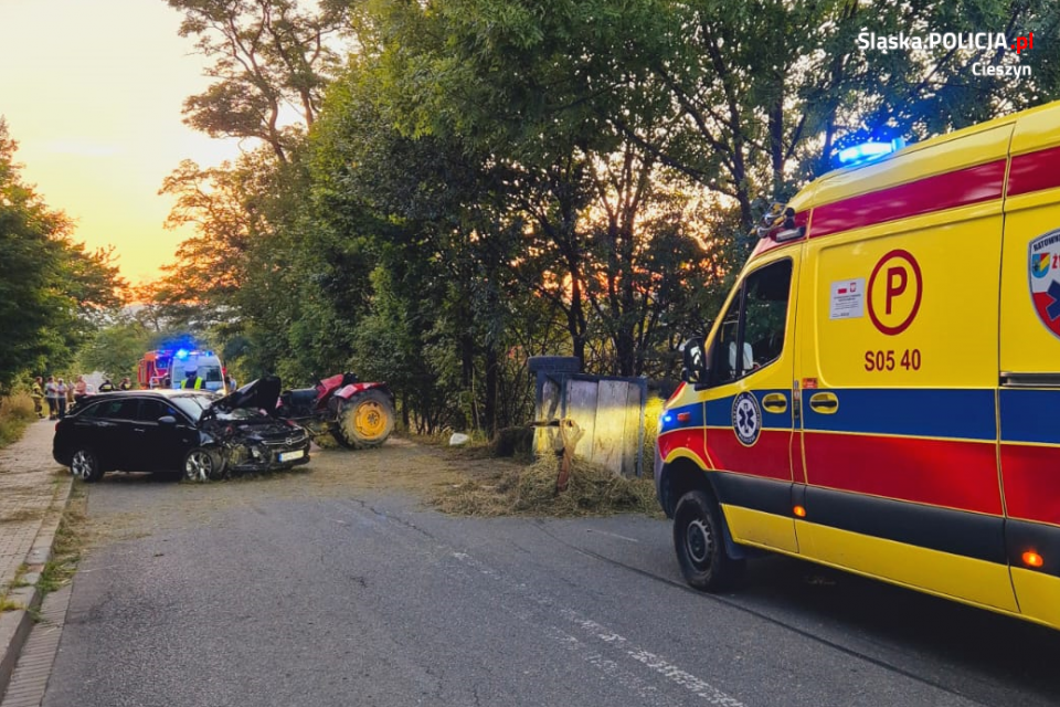 Tragiczny wypadek w Jaworzynce: Opel zderzył się z ciągnikiem. Jedna osoba nie żyje - galeria