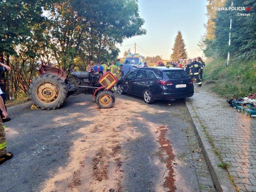 Tragiczny wypadek w Jaworzynce: Opel zderzył się z ciągnikiem. Jedna osoba nie żyje - galeria