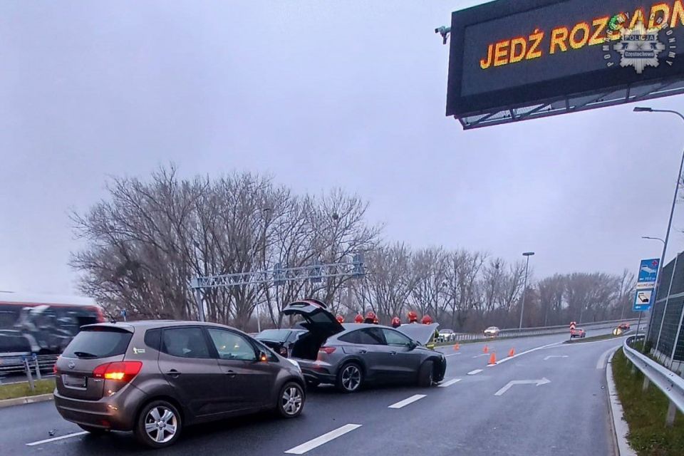 15 kolizji drogowych w niespełna 3 godziny.  Trudne warunki na częstochowskich ulicach - galeria