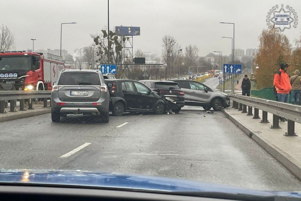 15 kolizji drogowych w niespełna 3 godziny.  Trudne warunki na częstochowskich ulicach - galeria