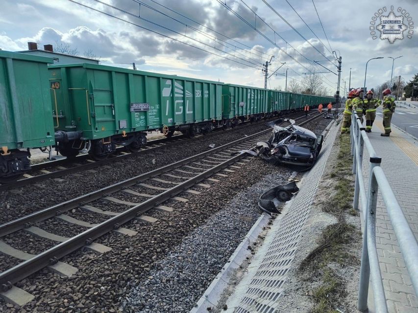 Tragedia na przejeździe kolejowym w Częstochowie – kierowca zderzył się z pociągiem! - galeria