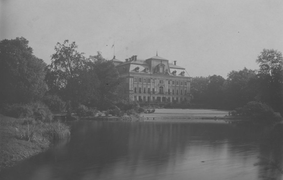 Widok zewnętrzny pałacu od strony stawu (1918-1939)/fot. NAC