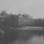 Widok zewnętrzny pałacu od strony stawu (1918-1939)/fot. NAC