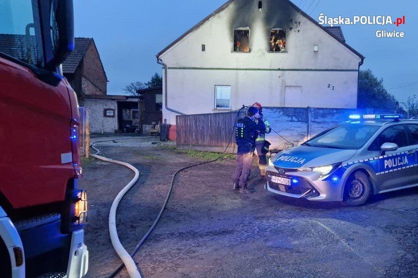 Gliwiccy policjanci ratują mieszkańców podczas pożaru - heroiczna akcja na ulicy Zaolszany - galeria