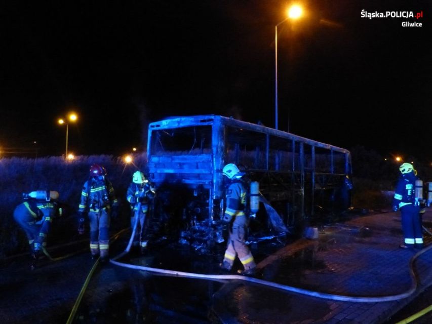 Chwile grozy na A4 pod Gliwicami. Spłonął autokar z dziećmi wracającymi z wakacji - galeria