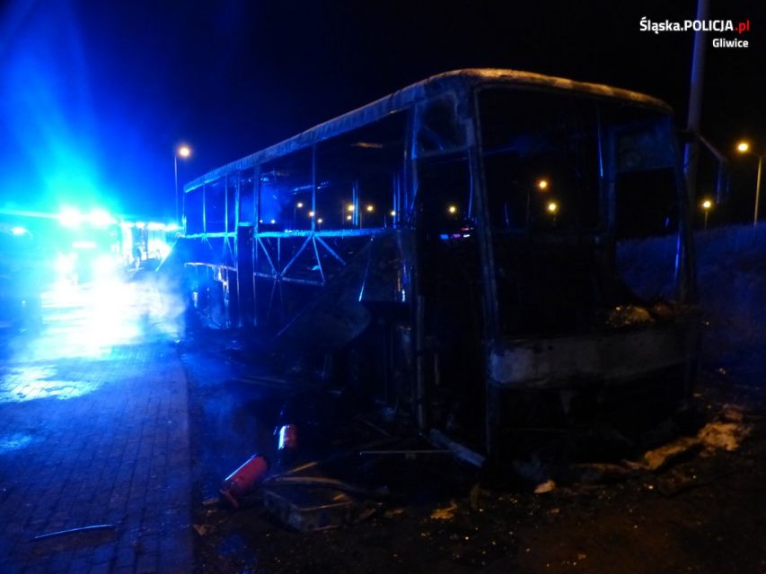 Chwile grozy na A4 pod Gliwicami. Spłonął autokar z dziećmi wracającymi z wakacji - galeria