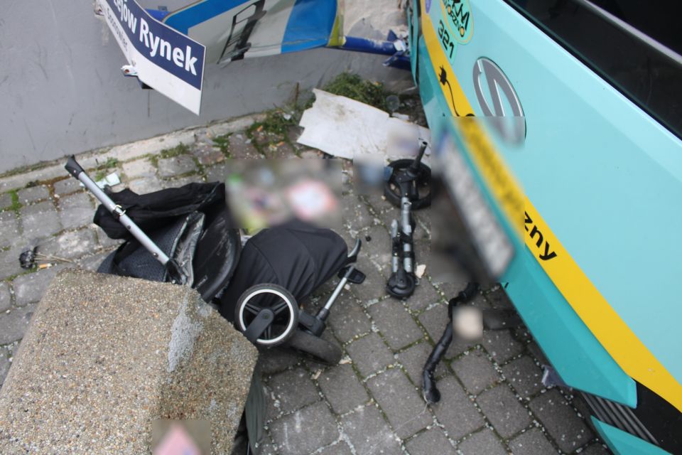 Autobus wjechał w przystanek w Sosnowcu. Poszkodowani matka z dzieckiem! - galeria