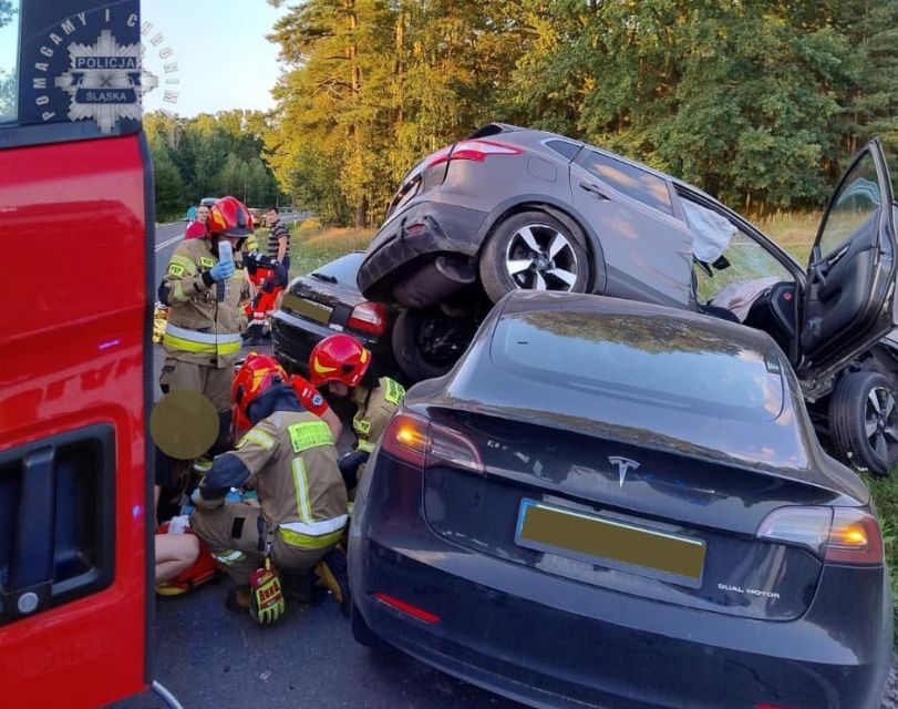 Wypadek na DW-919: 6 osób w szpitalu po czołowym zderzeniu trzech pojazdów - galeria