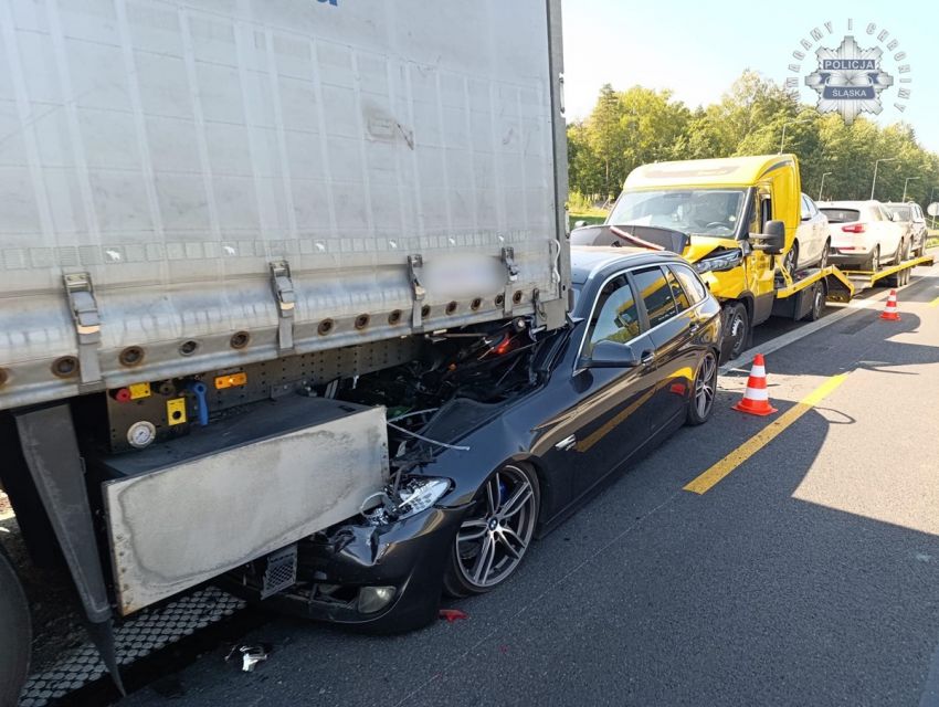 Wypadek na A4. BMW zostało wepchnięte pod naczepę samochodu ciężarowego - galeria