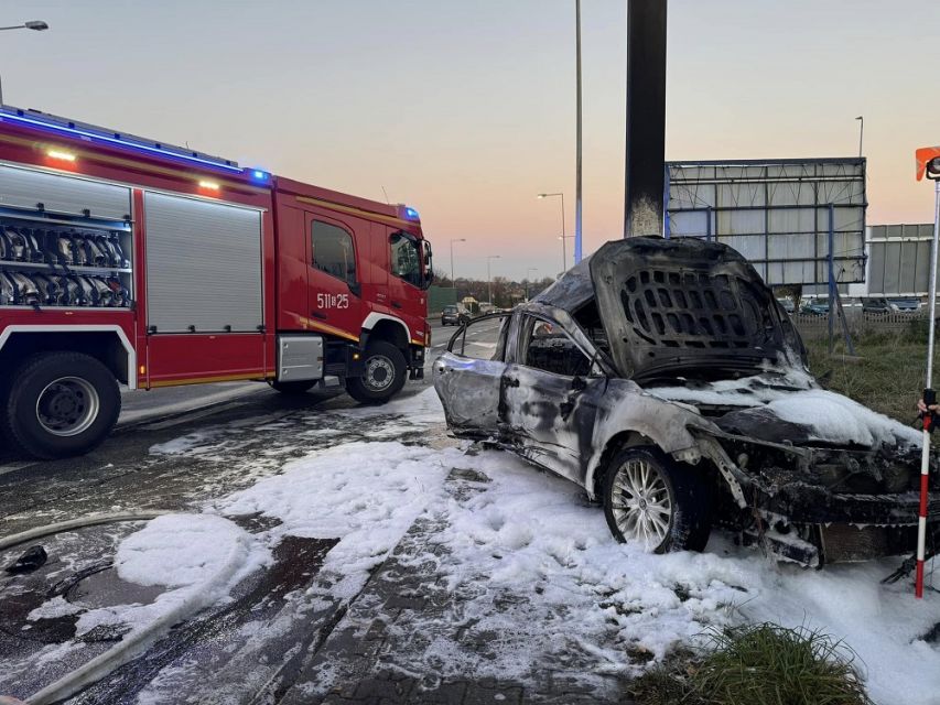 Tragiczny wpadek na Gliwickiej w Mikołowie. Kierowca spłonął w samochodzie [FOTO] - galeria