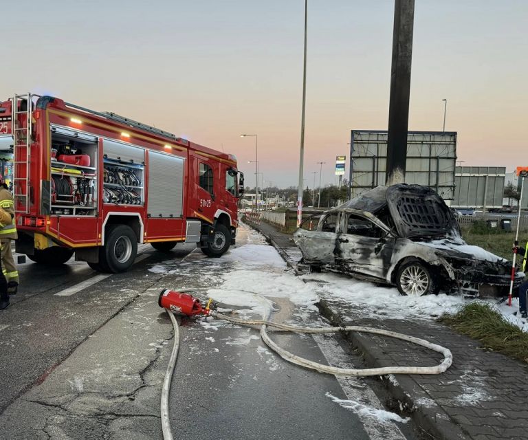 Tragiczny wpadek na Gliwickiej w Mikołowie. Kierowca spłonął w samochodzie [FOTO] - galeria