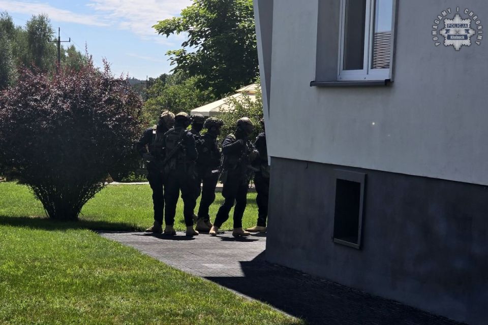 Zatrzymano 34-latka podejrzanego o postrzelenie mieszkańca Iwanowic Małych - galeria