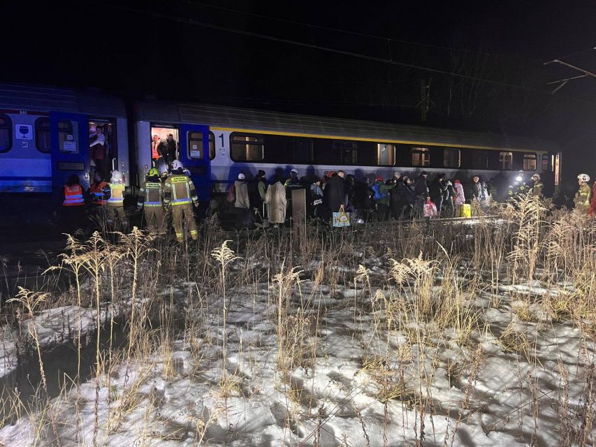 Awaria na szlaku kolejowym Gliwice Łabędy - Taciszów. 450 pasażerów ewakuowanych - galeria