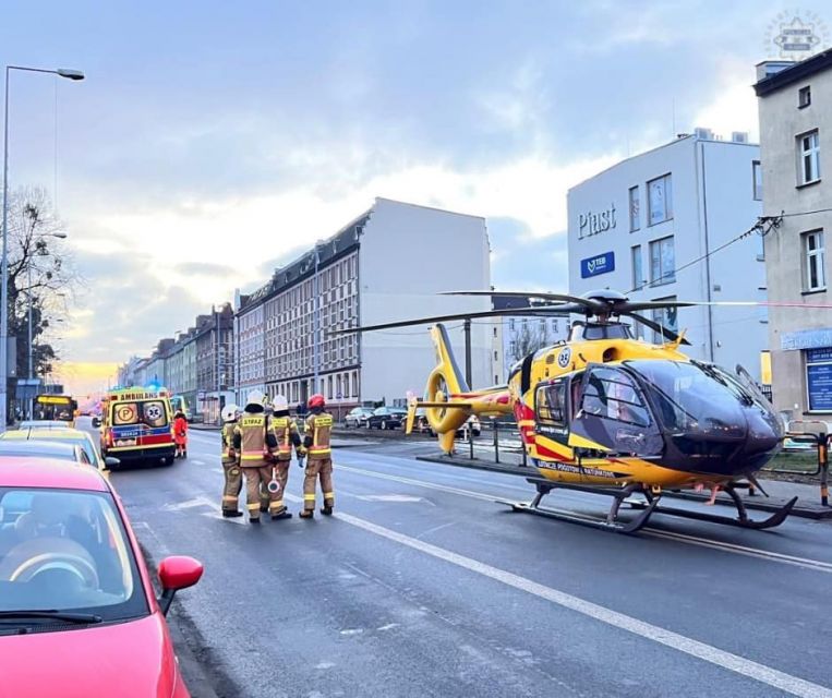 Tragiczne zdarzenie drogowe w Gliwicach - autobus zderzył się z ciągnikiem! - galeria