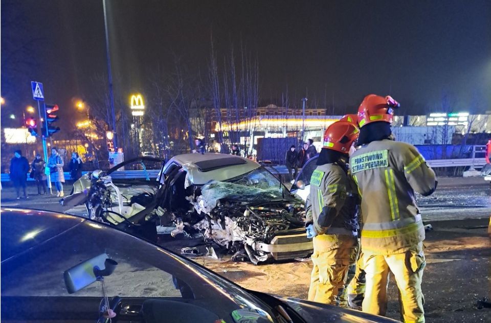 Dramatyczny wypadek w Zabrzu! Audi wbiło się słup - pasażerka trafiła do szpitala - galeria