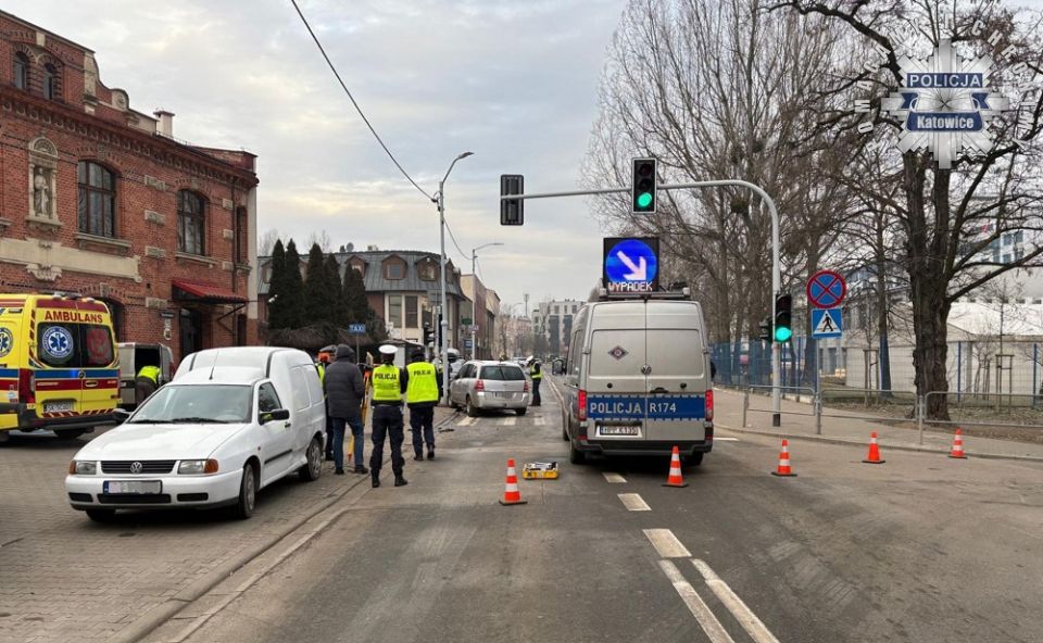 Śmiertelny wypadek na ul. Józefowskiej w Katowicach! Opel staranował dwa auta i latarnię - galeria