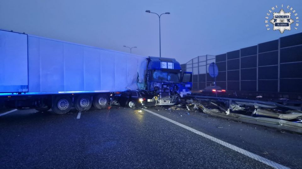 Groźne zderzenie na A4 w Gliwicach - ciężarówka uderzyła w bariery, audi w naczepę - galeria