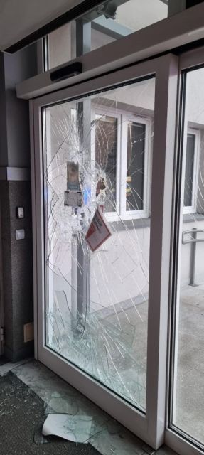 Atak na pogotowie w Katowicach! Agresor uzbrojony w metalową rurę zdewastował drzwi - galeria
