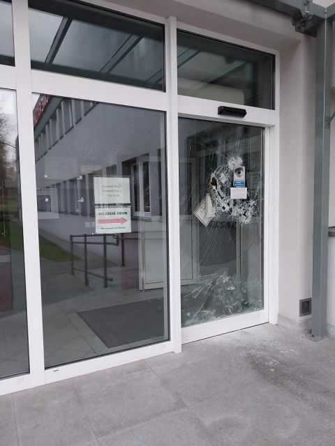 Atak na pogotowie w Katowicach! Agresor uzbrojony w metalową rurę zdewastował drzwi - galeria