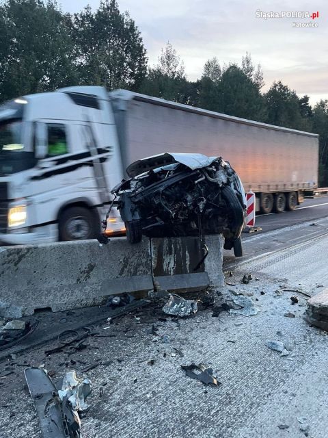 Tragiczny wypadek na A4. 60-latek wjechał w betonowe separatory! [FOTO] - galeria