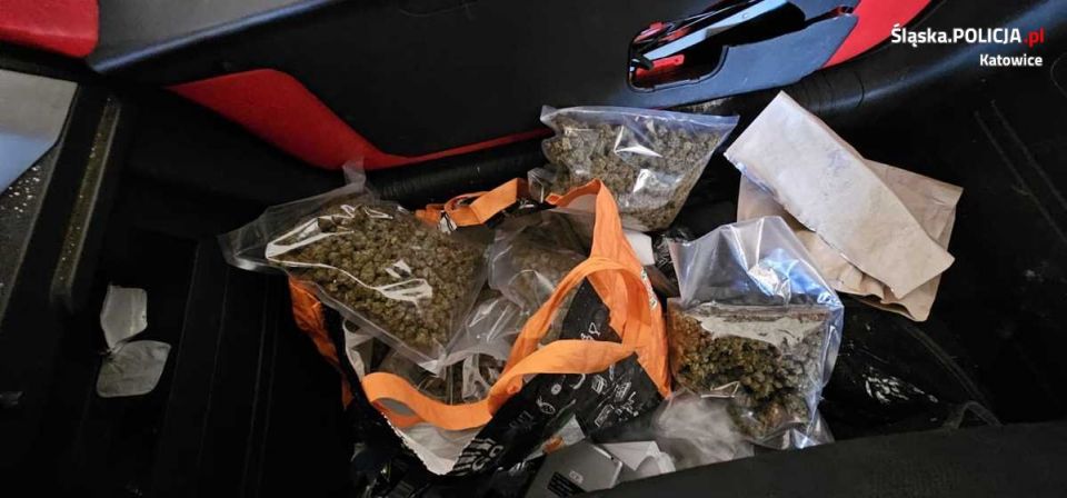 Narkotyki, broń i aresztowania – spektakularna akcja policji przeciw pseudokibicom! [FOTO] - galeria