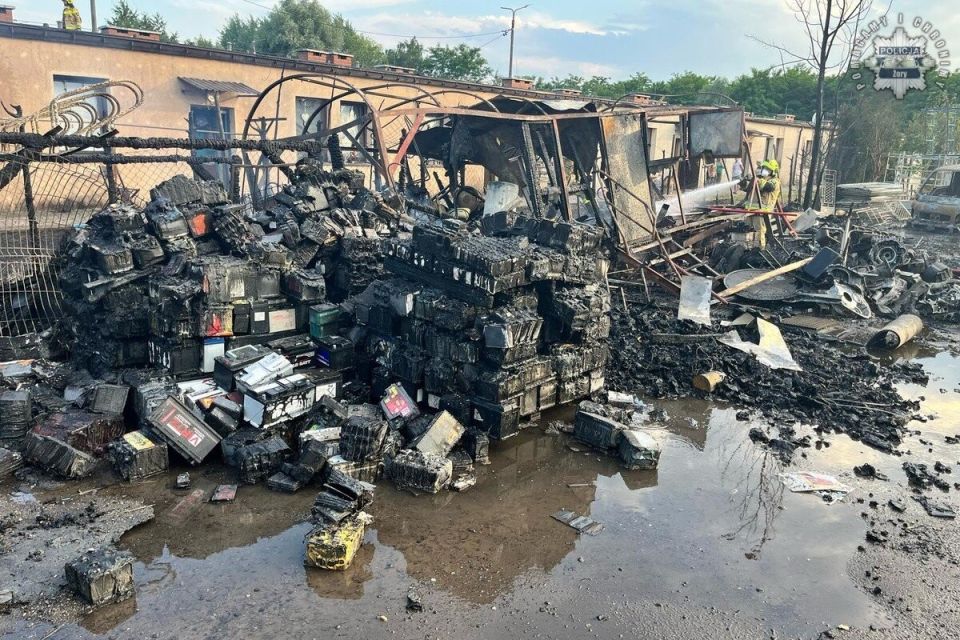 Groźny pożar przy ul. Kolejowej w Żorach. Ewakuowano 20 osób - galeria