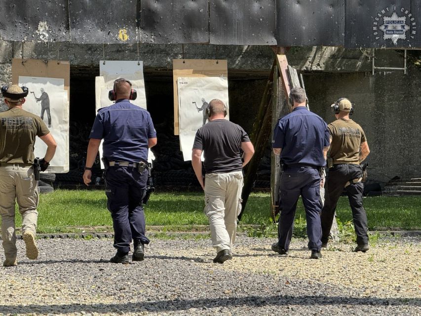 Rudzcy policjanci doskonalą umiejętności strzeleckie w trudnych warunkach - galeria