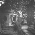 Fragment parku zamkowego. Widoczny budynek herbarciarni 1927/fot. NAC