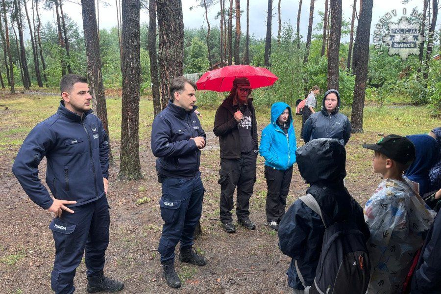 Policjanci sprawdzają obozowiska podczas ulewnych deszczy - galeria