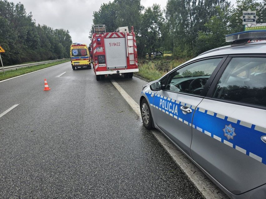Kolizja bmw z drzewem na DK 81 w Łaziskach Górnych - galeria