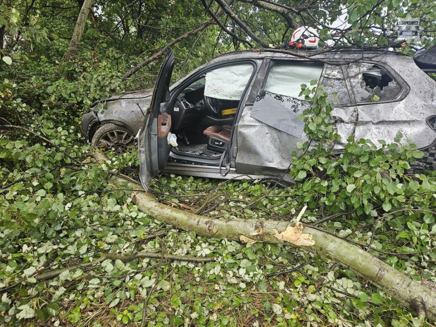 Kolizja bmw z drzewem na DK 81 w Łaziskach Górnych - galeria