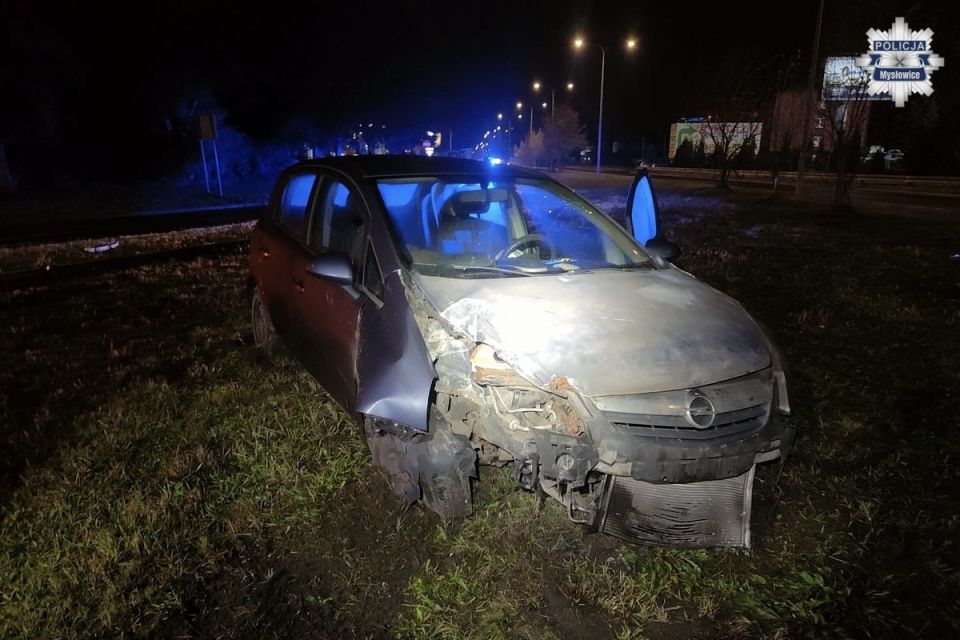 Kopiowanie i rozpowszechnianie zdjęć bez zgody autora zabronione. Nocny wypadek w Mysłowicach. Pijany kierowca uderzył w latarnię - galeria