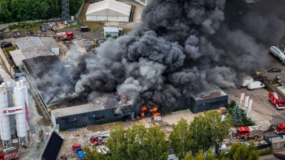 Pożar hali w Siemianowicach Śląskich - na miejscu pracuje 50 zastępów straży pożarnej!  - galeria