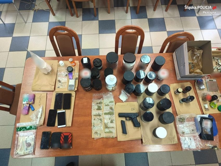 Pszczyńscy policjanci i kontrterroryści rozbili siatkę dilerów! 3 kg narkotyków zabezpieczone [FOTO] - galeria