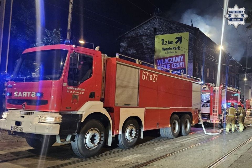 Pożar w Chorzowie – policjanci ewakuowali mieszkańców, uratowali psa i zatrzymali sprawcę podpalenia - galeria