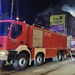 Pożar w Chorzowie – policjanci ewakuowali mieszkańców, uratowali psa i zatrzymali sprawcę podpalenia - galeria