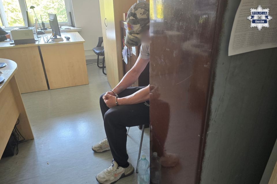 Pożar w Chorzowie – policjanci ewakuowali mieszkańców, uratowali psa i zatrzymali sprawcę podpalenia - galeria