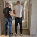 Pożar w Chorzowie – policjanci ewakuowali mieszkańców, uratowali psa i zatrzymali sprawcę podpalenia - galeria