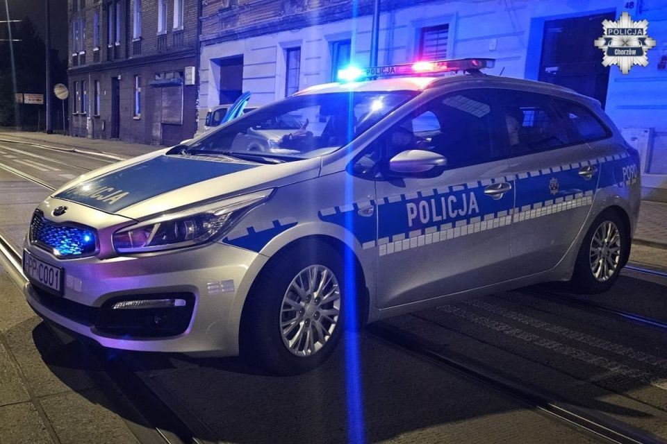 Pożar w Chorzowie – policjanci ewakuowali mieszkańców, uratowali psa i zatrzymali sprawcę podpalenia - galeria