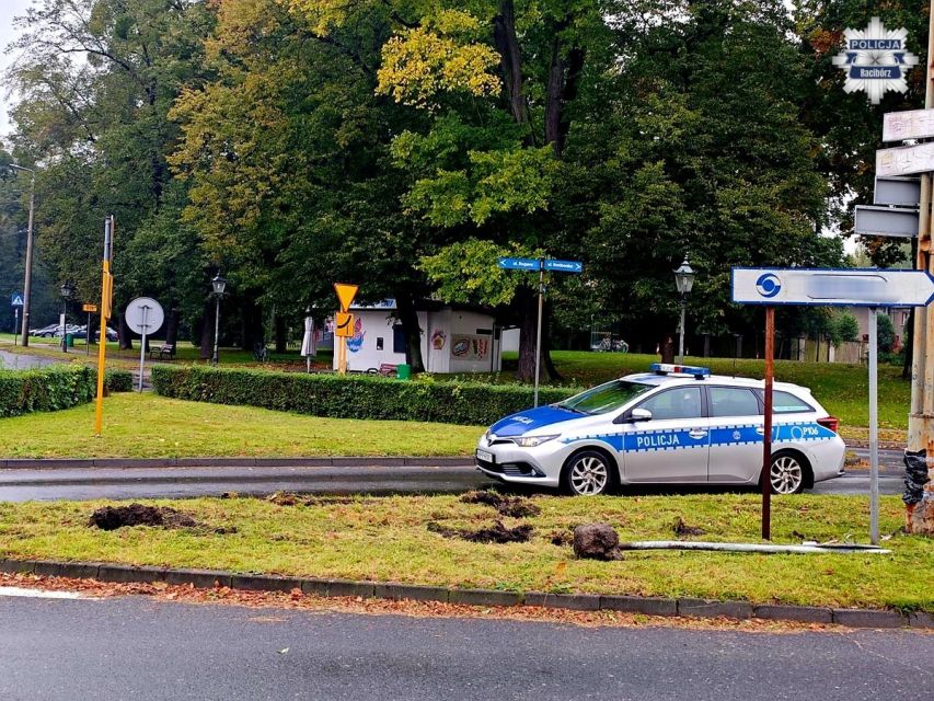 Kopiowanie i rozpowszechnianie zdjęć bez zgody autora zabronione. 58-letni kierowca mercedesa w stanie nietrzeźwości uderzył w słup w Rudach - galeria
